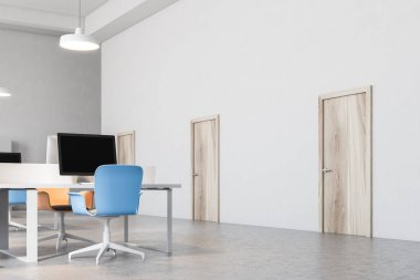 Turuncu ve mavi sandalye açık ofis iç bir beton zemin bilgisayar masaları ve mavi ve turuncu Ofis koltukları onları yakın. Ahşap kapılar. A yakın çekim. 3D render alay