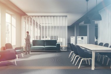 Ofis bekleme odasında bir yumuşak mavi kanepe, koltuk ve uzun bir toplantı ile tablo sağdaki Oda. Bir işadamı 3d render alay tonda görüntüsü