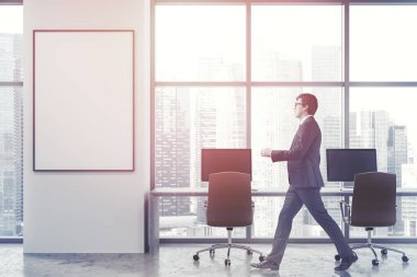 Loft açık alan office bir beton zemin, pencere ve çerçeveli dikey poster yakın duran bir bilgisayar masası. Yürüyen bir işadamı. 3D render sahte tonlu görüntü