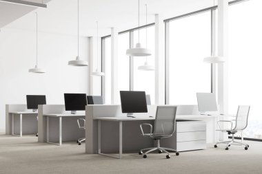 Beyaz duvarları, çatı windows, bir beton zemin ve bilgisayar tabloları satırları ile modern ofis köşe. 3D render alay