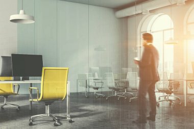 Kemerli pencereler ile bir ofis ve bilgisayar masaları sarı sandalye ile iş adamı. Bir cam duvar konferans salonu. 3D render sahte tonlu görüntü çift pozlama kadar bulanık
