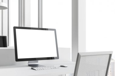 Modern bir ofis panoramik pencerelere ve beyaz tablolar ayakta bilgisayar ekranını alay et. 3D render alay