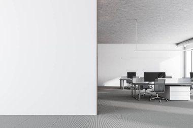 Beyaz duvar ofis iç bir koyu gri halı zemin ve bilgisayar tabloları satırları üzerinde çatı pencereli. Boş bir duvar reklam için. 3D render alay