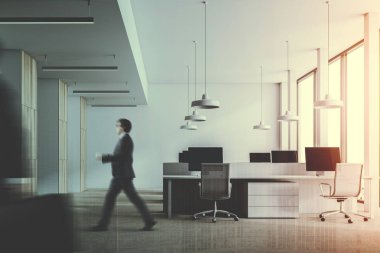 Modern ofis beyaz ve koyu ahşap duvarlar, beton zemin ve bilgisayar tabloları satırları. Ahşap sütunlar. İş insanlar 3d render sahte tonlu görüntü çift pozlama kadar bulanık