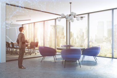 Bir ofis bekleme odası köşesindeki mor koltuklar tarafından çevrili bir kahve masasıyla iş adamı. Arka planda bir toplantı odası. Bir ağ. 3D render sahte kadar Çift tonlu görüntü pozlaması