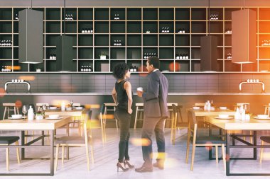 İç siyah duvarlar, beton zemin ile Bar sandalye ile kare tablo ve onları yakın duvarın yanında şişe ile raflar. İnsanlar 3d render resim tonda