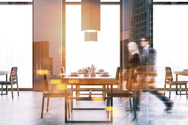 Loft Restoran iç ahşap zemin ile onları kare masa ve siyah sandalye satırı yakınlarında. İnsanlar 3d render tonlu görüntü çift pozlama bulanık kadar sahte