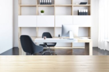 Bir şirket ofisi ile büyük pencereler, bir ahşap kitaplık ve iki siyah sandalye ile bir bilgisayar masası önden görünümü. 3d render alay kadar bulanık