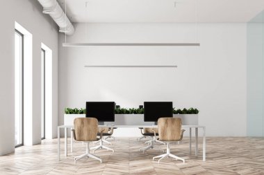 İki beyaz masa, onları, beyaz duvarlar ve zemin ve loft windows bilgisayarlarda ile minimalist ofis iç. Ahşap sandalye ve çiçek yatak. 3D render alay