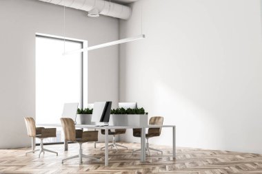 Eko stil office köşe büyük pencereler, beyaz duvarlar ve zemin ve bilgisayar masaları ahşap sandalye ile satırları. Çiçek yatak. 3d render yakından alay
