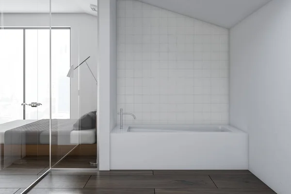 Kleines Weiß Gefliestes Badezimmer Mit Weißer Badewanne Neben Einem Luxusschlafzimmer — Stockfoto