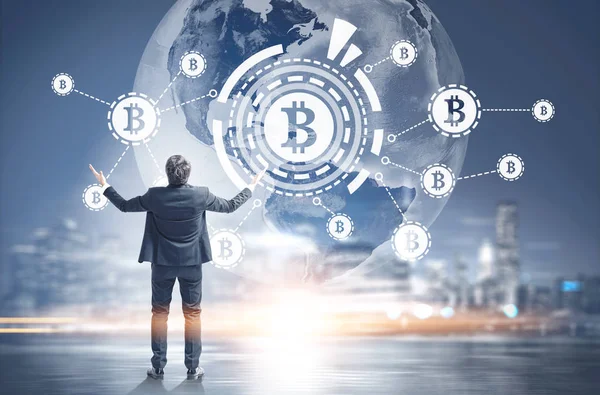 Geschäftsmann Mit Den Händen Der Luft Gegen Ein Virtuelles Bitcoin — Stockfoto