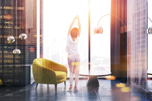 현대적인 파노라마 윈도우와 테이블 노란색 안락의 자에서에서 스트레칭 여자의 렌더링 — 스톡 사진