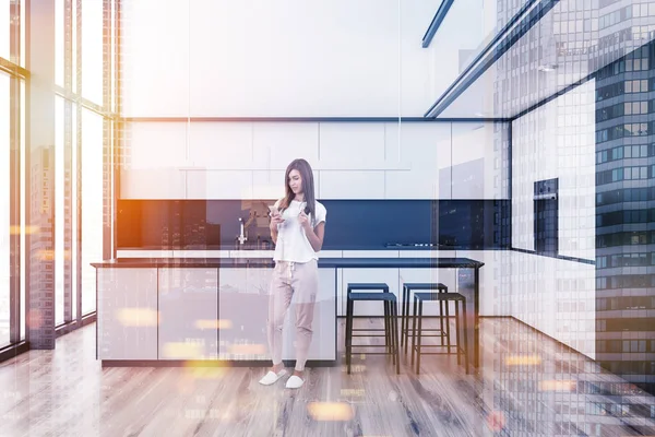 Interior Dapur Loft Dengan Lantai Kayu Meja Putih Dan Hitam — Stok Foto