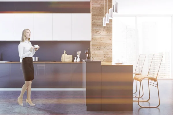 Loft Zwart Houten Muur Keuken Interieur Met Een Betonnen Vloer — Stockfoto