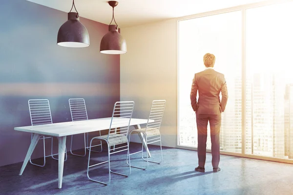 Empresário Uma Sala Jantar Interior Azul Com Uma Mesa Longa — Fotografia de Stock