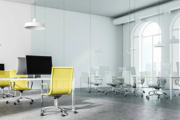 Blanco Mesa Oficina Interior Con Ventanas Arqueadas Paredes Blancas Suelo — Foto de Stock