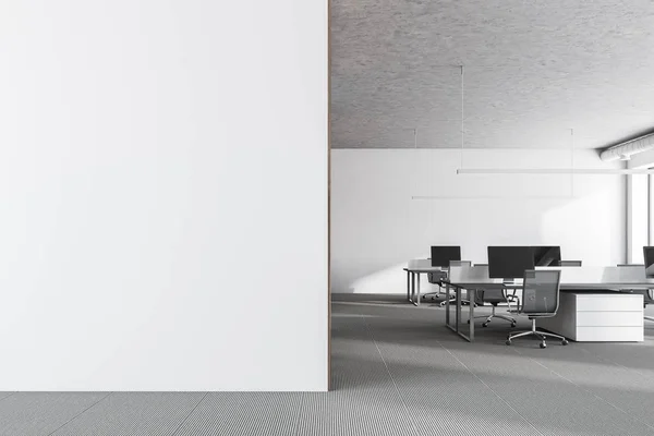 Interior Oficina Pared Blanca Con Ventanas Loft Una Alfombra Gris —  Fotos de Stock