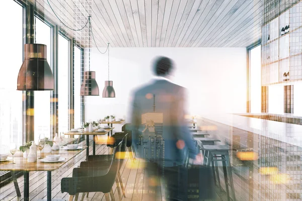 Homem Afro Americano Teto Madeira Restaurante Interior Com Uma Fileira — Fotografia de Stock