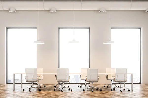 阁楼会议室内有一层木地板 三扇窗户和一张长桌子 四周都是白色的椅子 渲染模拟 — 图库照片