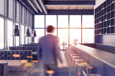 Loft beyaz tuğla iç, şarap raflar tonda bar