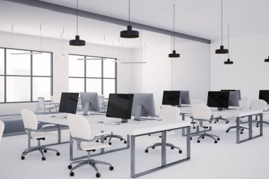 Beyaz masa açık plan office köşe