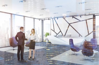 Bir beyaz duvar desen ofis Resepsiyon yakın kişi