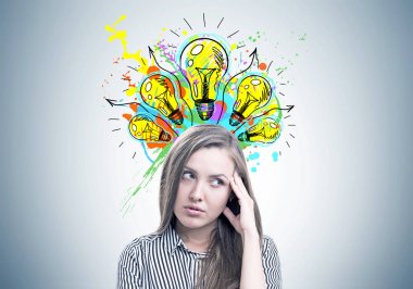 Dalgın genç kadın portre, yaratıcı düşünme