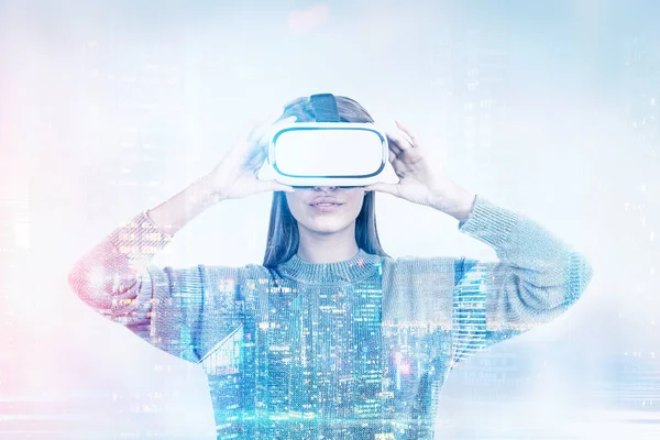 Mujer en gafas VR, paisaje urbano nocturno — Foto de Stock