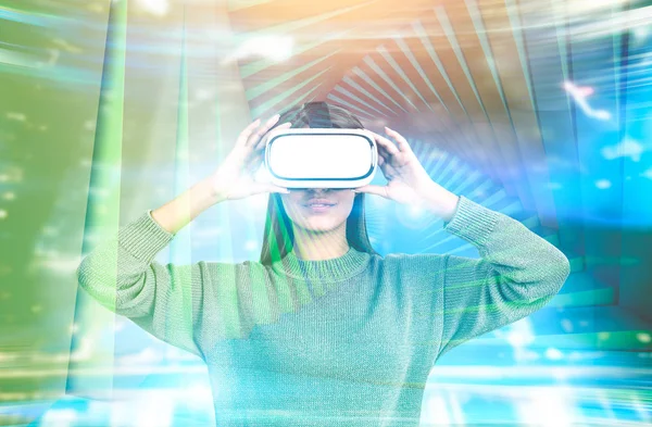 Gafas Mujer en VR, concepto abstracto de futuro — Foto de Stock