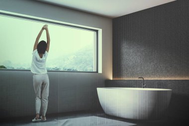 Karanlık mozaik duvar banyo köşesi, kadın