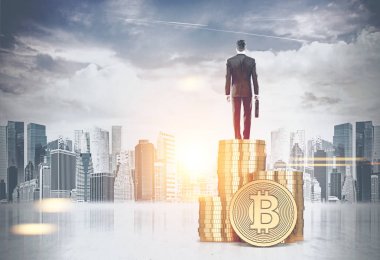 Bitcoin yığını, bavul duran adamla şehir