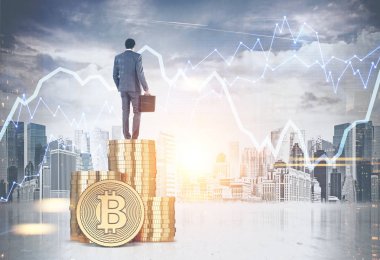 Şehir gökyüzü, bitcoin grafiklerde bakarak işadamı