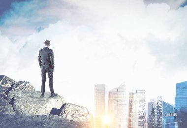 Modern şehir güneşli gün arıyor işadamı