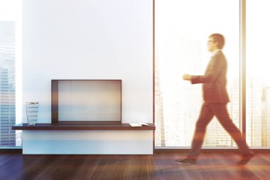 İşadamı boş oda oturma odasında şömine