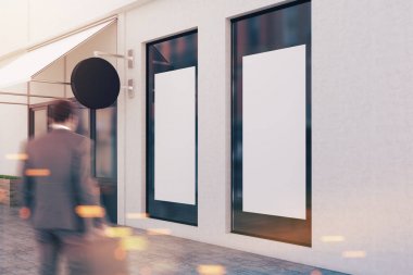 Adam girerek beyaz duvar Restoran pencere sahte