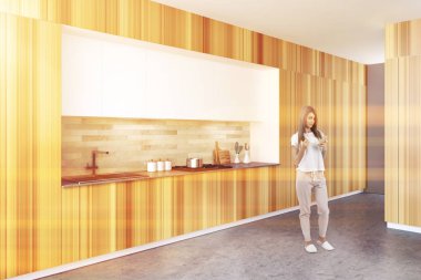 Bir bar, bir yandan görünüm, kadın ile ahşap mutfak