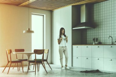 Beyaz mutfak ve yemek odası yan görünüm tonda