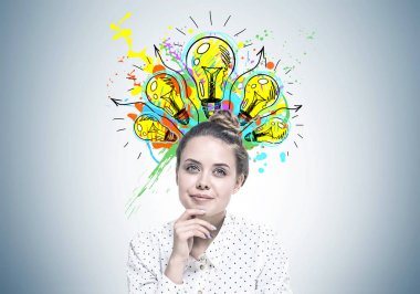 Gülümseyen genç kadın rüya, iyi bir fikir