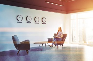 Beyaz duvar office lobi saatleri yan görünümü kızla