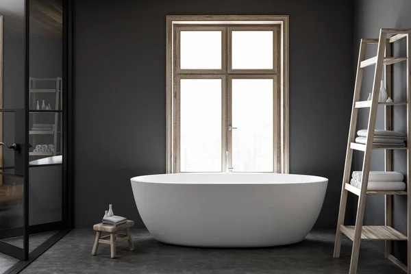 Baignoire blanche dans une luxueuse salle de bain sombre — Photo