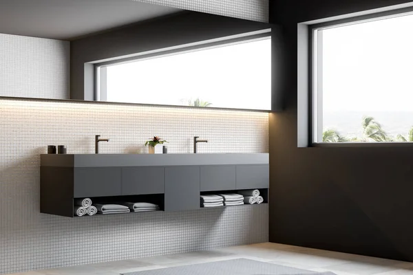 Banheiro de parede de mosaico bege, dupla vista lateral pia — Fotografia de Stock