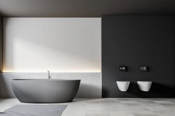 Grå badekar, hvite fliser, toalett – stockfoto