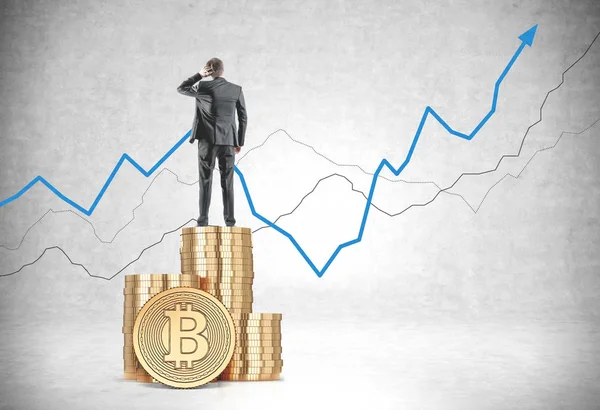 Pensando uomo d'affari bitcoin grafico crescente al chiuso — Foto Stock