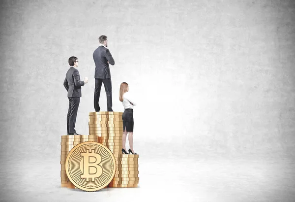 Geschäftsleute stehen drinnen auf Bitcoin-Stapeln — Stockfoto