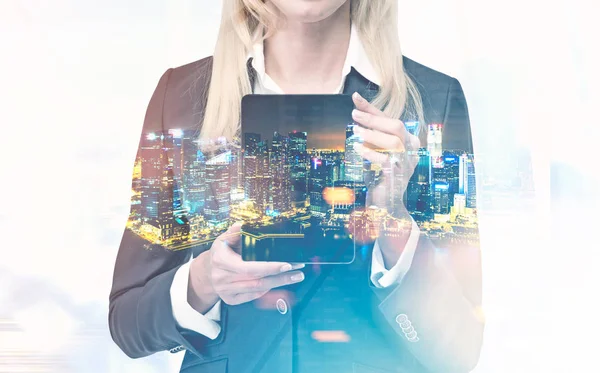 Businesswoman with a tablet computer, night city — Stock Photo, Image