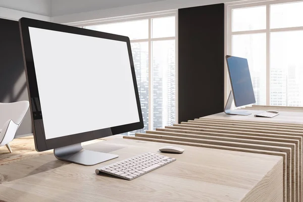 Maquette écran d'ordinateur sur table en bois — Photo