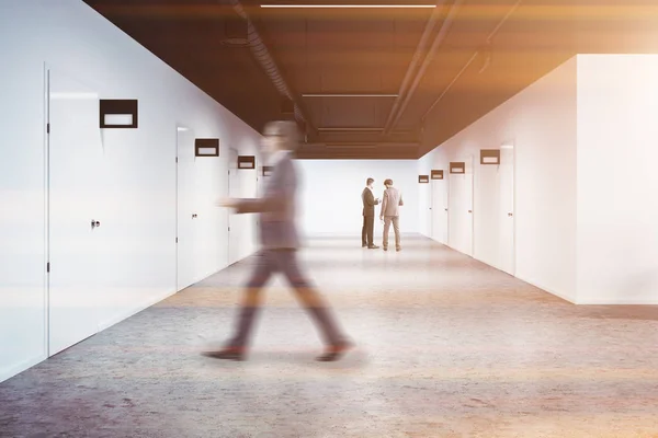Білий офісний коледж коридор, ряди дверей, чоловік — стокове фото