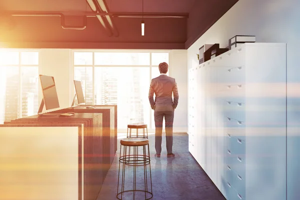 Weißes Büro, Stein Empfangstisch Seitenansicht Mann — Stockfoto