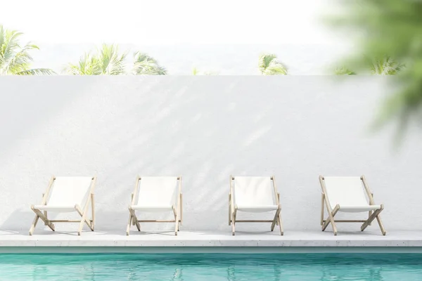 Filas de sillas de playa cerca de la piscina, resort —  Fotos de Stock